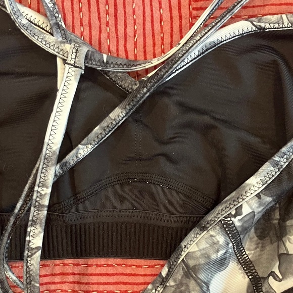 Puma women’s medium Black and Gray Floral Sports Bra - Picture 10 of 10